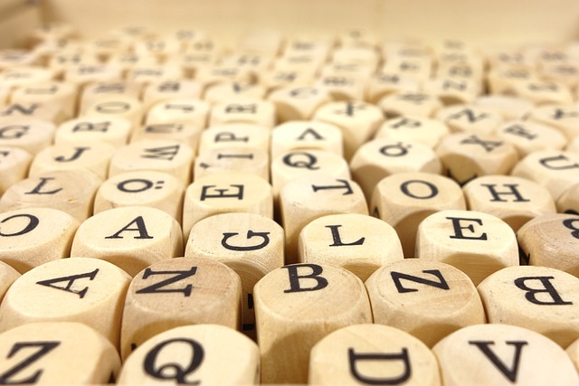 circa 50 Würfel mit Buchstaben statt zahlen, die nebeneinander liegen